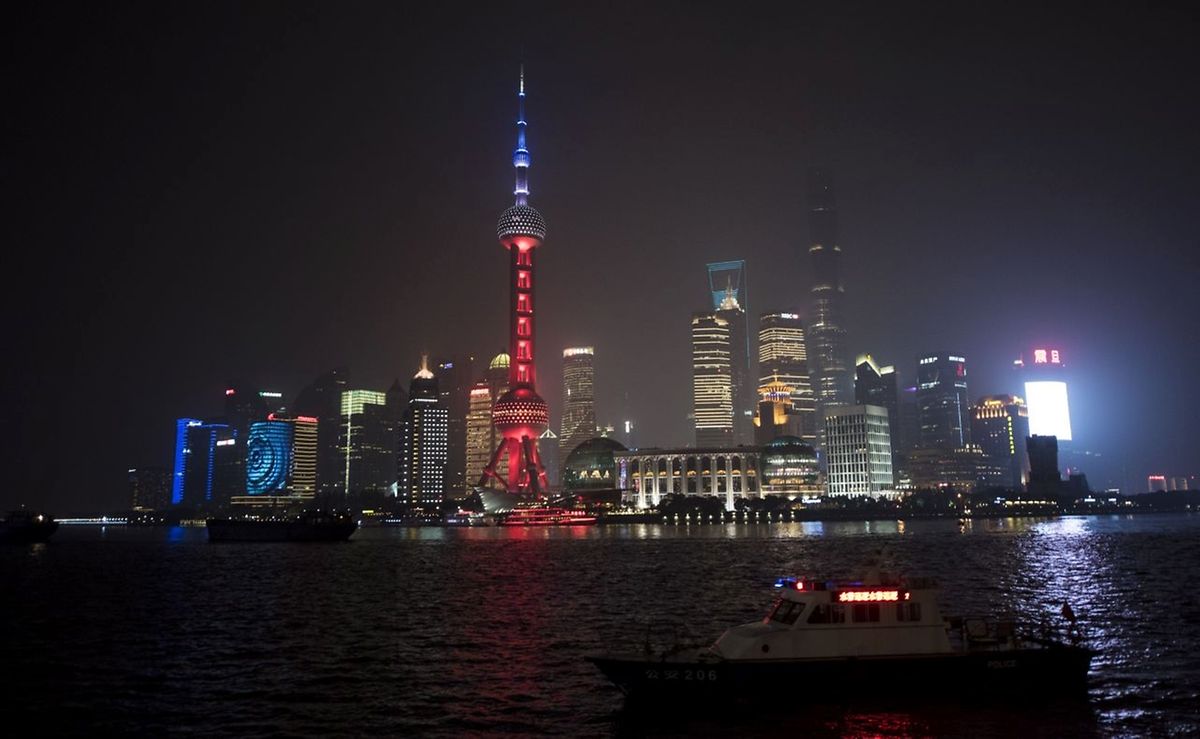 Der "Oriental Pearl TV Tower" in Shanghai erstrahlt in blau-weiß-rot. 