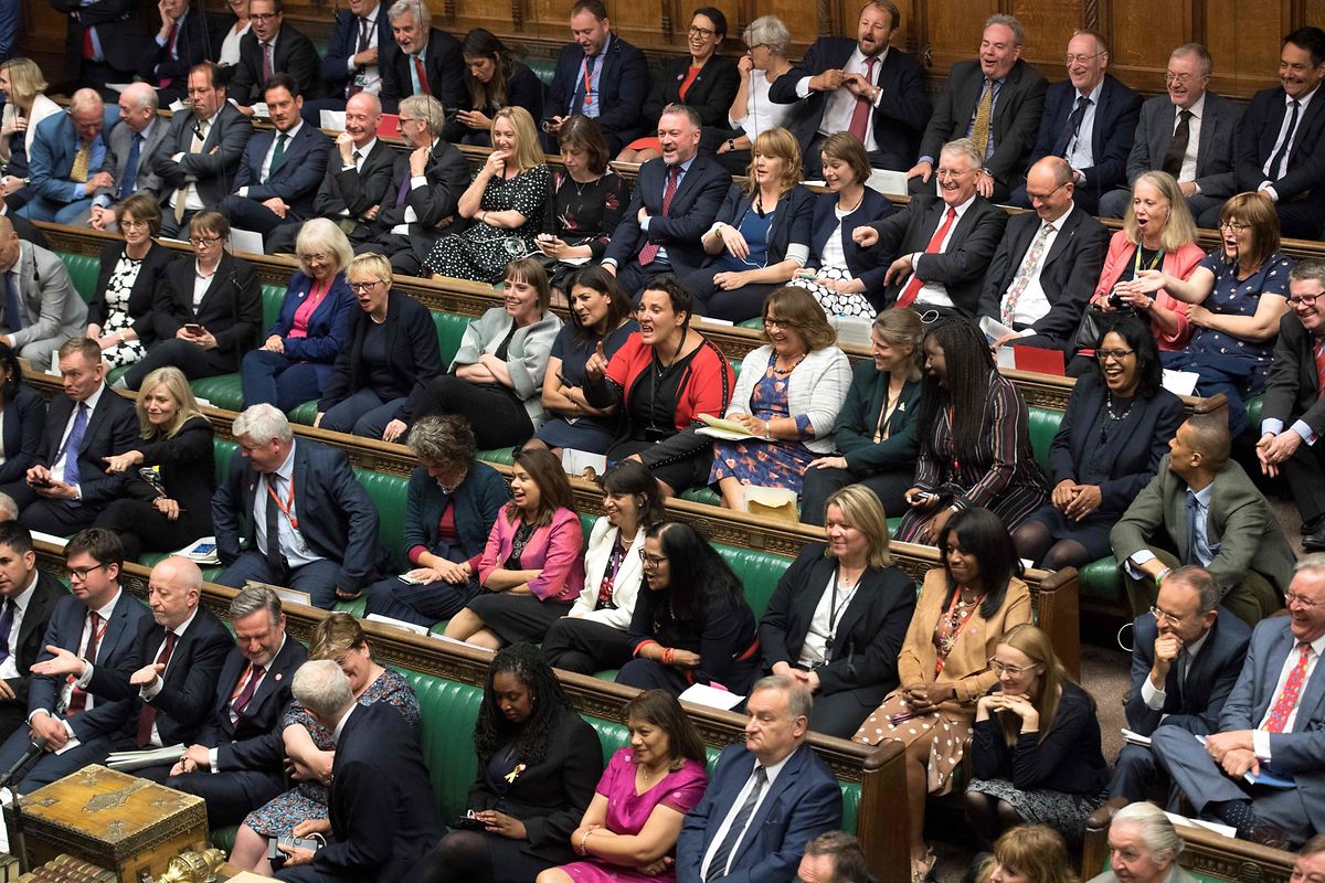 La motion gouvernementale n'a obtenu que 298 voix, soit moins que la majorité des deux tiers de la Chambre des communes nécessaire pour être adoptée.