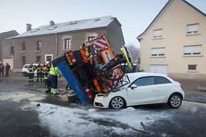 Das Streufahrzeug kippte zur Seite und begrub einen entgegenkommenden Wagen teilweise unter sich.