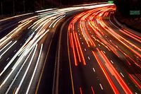 TOPSHOT - Motor vehicles drive on the 101 freeway in Los Angeles, California on September 17, 2019. - US President Donald Trump is expected to revoke a decades-old rule that empowers California to set tougher car emissions standards than those required by the federal government. (Photo by Robyn Beck / AFP)