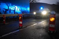 31.01.2022, Rheinland-Pfalz, Mayweilerhof: Ein Polizeiwagen steht an einer Absperrung an der Kreisstraße 22 rund einen Kilometer von dem Tatort entfernt, an dem zwei Polizeibeamte durch Schüsse getötet wurden. Foto: Sebastian Gollnow/dpa +++ dpa-Bildfunk +++