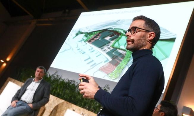 Google officials discuss their company's plans for a data centre in Bissen during a town meeting in November 2019