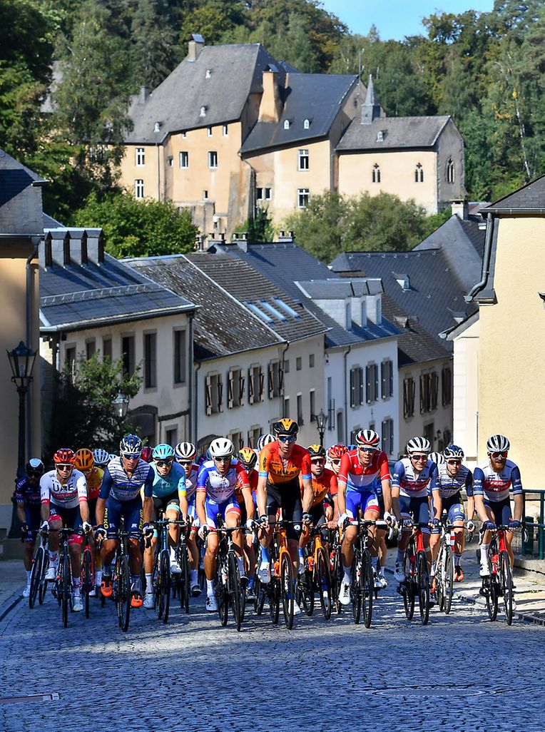 Das Fahrerfeld in Burglinster mit Kevin Geniets und Michel Ries an der Spitze.