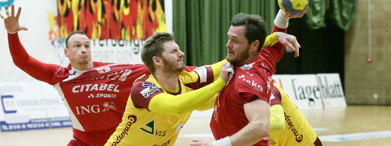 Senijin Kratovic (am Ball) und Peter Ostrihon kämpfen gegen Prag um jeden Ball.