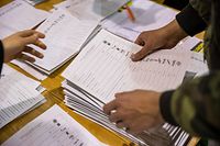 Delegados realizam a contagem de votos dos eleitores no estrangeiro das eleições legislativas, na FIL, em Lisboa.