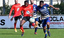 Bruno Correia Mendes, en rouge,  RM Hamm Benfica, et Rodrigue Dikaba, CS Fola Esch. Football : RM Hamm Benfica – CS Fola Esch, BGL Ligue - Terrain Cents, Luxembourg - foto : Stéphane Guillaume
