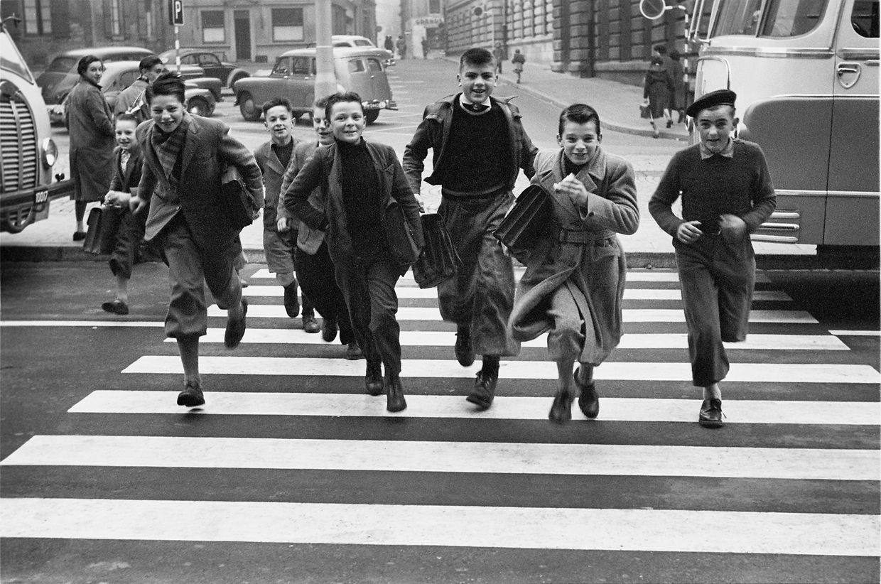 Ecoliers qui traversent la rue Aldringen en 1954