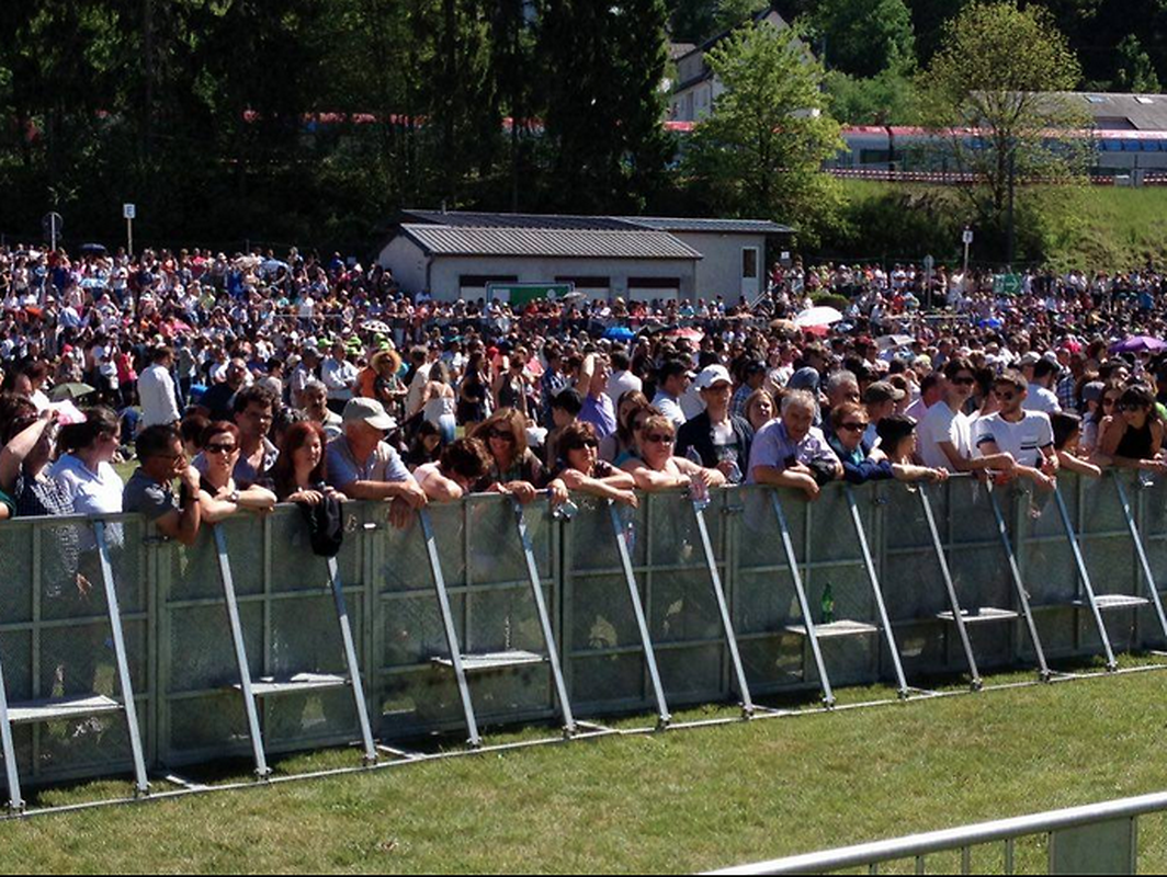 Milhares de pessoas assistem à missa campal, durante a peregrinação a Nossa Senhora de Fátima, em Wiltz.