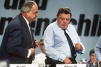 WDR Fernsehen WDR-DOK, "Duelle - Helmut Kohl gegen Franz Josef Strauß", Ein Film von Michael Wech, am Montag (29.03.10) um 23:15 Uhr.Bundeskanzler Helmut Kohl und der bayerische Ministerpräsident und CSU-Vorsitzende Franz Josef Strauß (r) während des 34. CDU-Bundesparteitags am 07.10.1986 in Mainz.© WDR/dpa/Jörg Schmitt, honorarfrei - Verwendung gemäß der AGB im engen inhaltlichen, redaktionellen Zusammenhang mit genannter WDR-Sendung bei Nennung "Bild: WDR/dpa/Jörg Schmitt" (S3), WDR-Pressestelle,Tel. 0221 220-4405 oder -2408, Fax -8471, mail fotoredaktion@wdr.de
