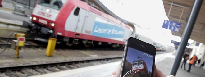 Ob per iPhone-App oder am Automat: Bahnreisende können Tickets über mehrere Wege kaufen.