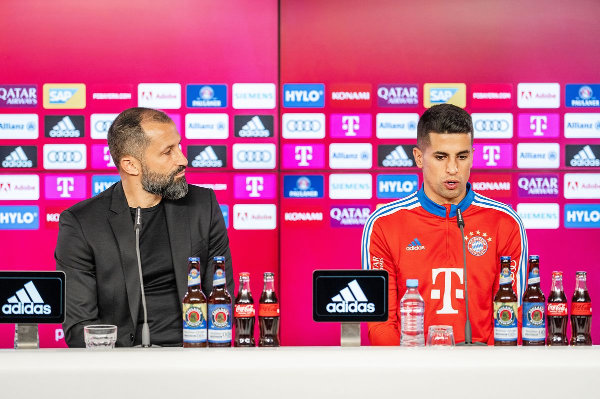 Bayerns Sportvorstand Hasan Salihamidzic (l.) hofft, dass Joao Cancelo die Münchner Ergebniskrise beendet.