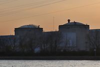27.02.2018, Frankreich, Fessenheim:  Über dem Atomkraftwerk Fessenheim geht die Sonne unter. (zu dpa:"Das Dorf, das die Atomkraft liebt" vom 02.03.2018) Foto: Violettta Kuhn/dpa +++ dpa-Bildfunk +++