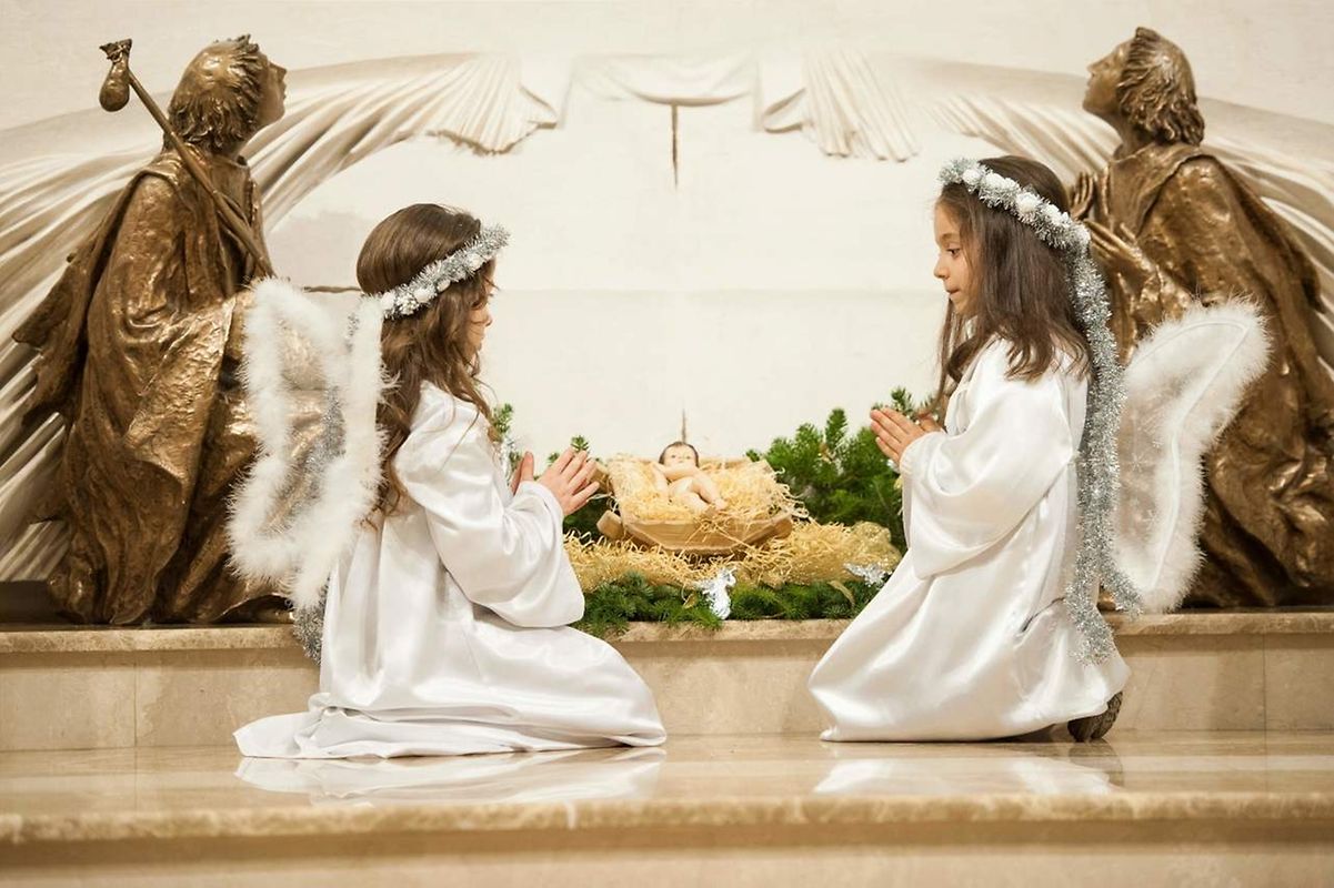 Kleine Engel in der Mutter Teresa Kirche in Pristina, Kosovo.