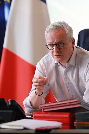 Economy minister Bruno Le Maire speaks with his advisors prior to an Eurogroup meeting, in the minister's office in Paris on april 9, 2020, on the 24rd day of a strict lockdown aimes at curbing the spread of COVID-19, the novel coronavirus. (Photo by Ludovic MARIN / AFP)
