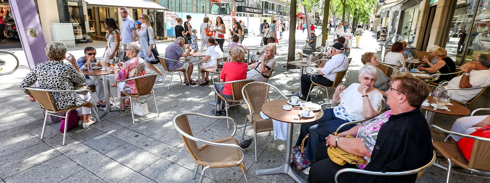 Seules cinq personnes issues de deux foyers différents peuvent s'asseoir à la même table sur les terrasses de la Sarre.