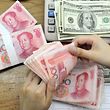Devaluasi yuan yang tiba-tiba menimbulkan kekhawatiran tentang krisis ekonomi China di seluruh dunia.