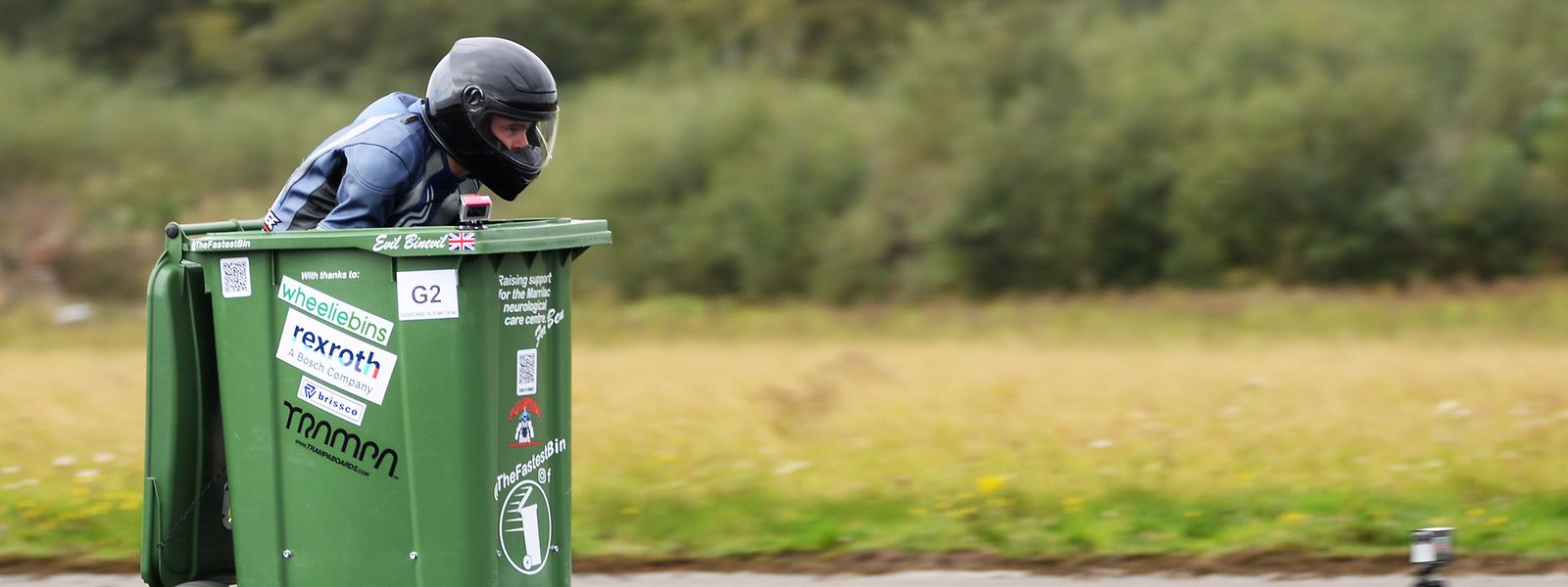 Andy Jennings bei seinem Weltrekordversuch in einer motorisierten Mülltonne.