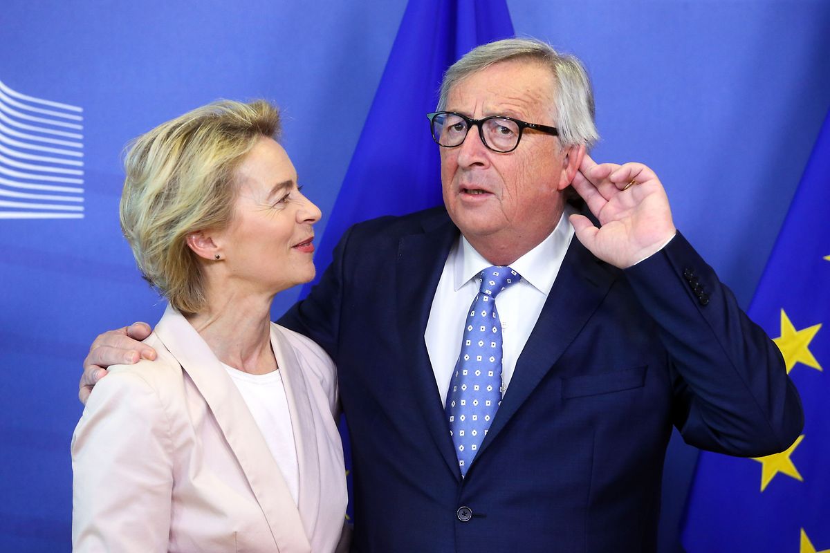 Jean-Claude Juncker mit seiner Nachfolgerin Ursula von der Leyen. 