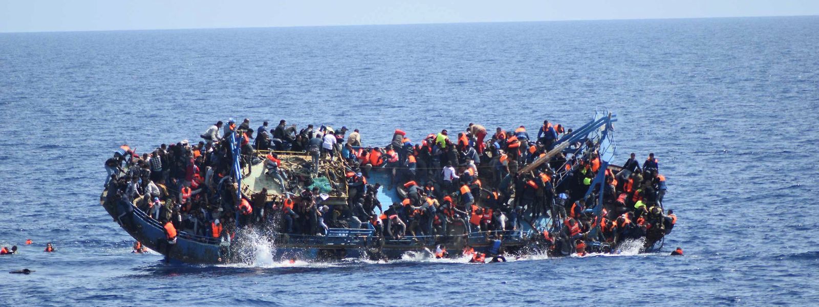 Ähnliche Szenen Ende Mai: Damals ist ein Schiff vor der Küste Lybiens gekentert.