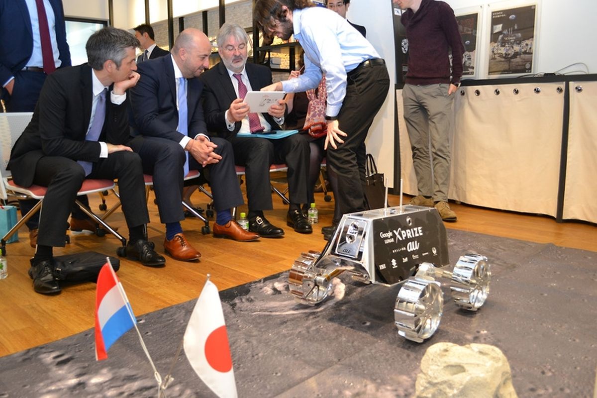 (de g. à dr.) Mathias Link, ministère de lÉconomie ; Etienne Schneider, Vice-Premier ministre, ministre de lÉconomie ; Georges Schmit, SpaceResources.lu initiative ; n.c.