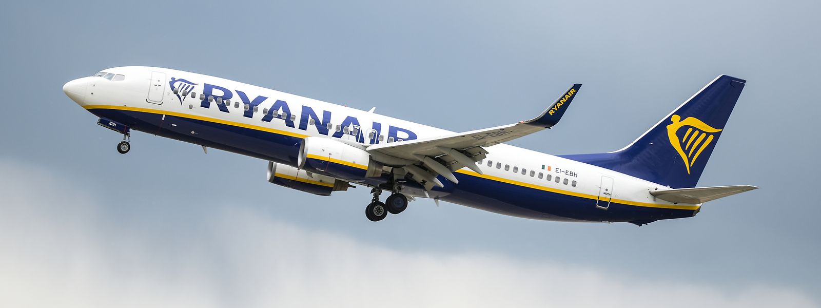  Ein Maschine von Ryanair befindet sich im Anflug auf den Frankfurter Flughafen.