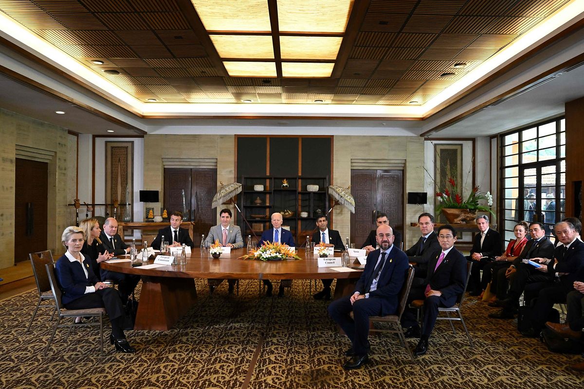 Os líderes do G20 na reunião de emergência em Bali para discutir a queda de dois mísseis na Polónia.