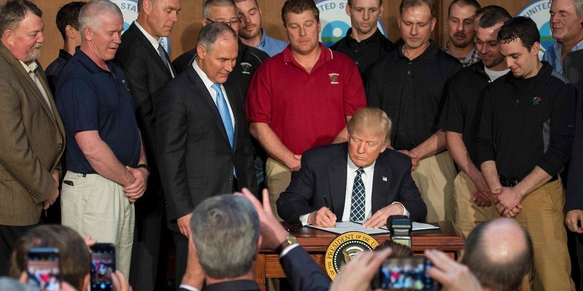 Umgeben von Minenarbeitern unterzeichnete Trump am Dienstag das Dekret.
