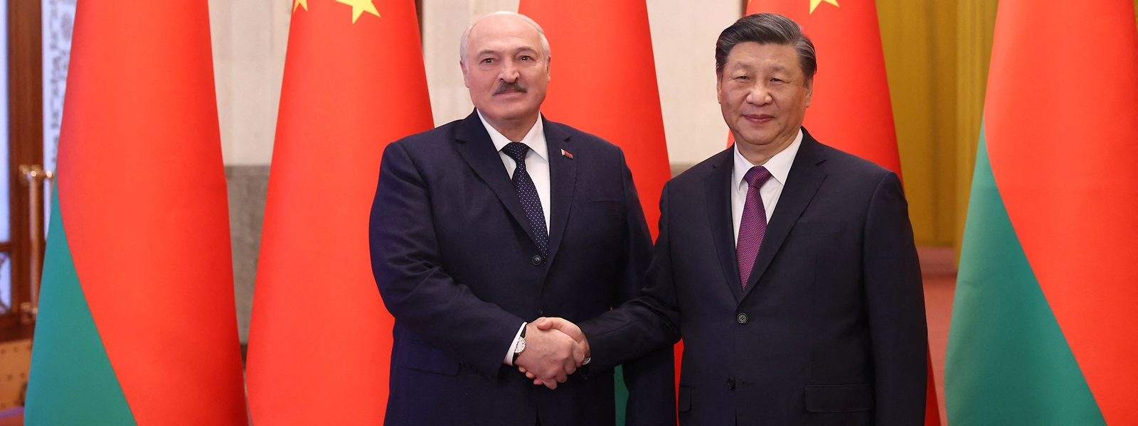 Die Freundschaft beider Staaten sei „unzerbrechlich“, sagte der chinesische Staats- und Parteichef Xi Jinping (r.) beim Treffen mit dem belarussischen Machthaber Alexander Lukaschenko in Peking.