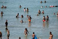 People enjoy the sea at the "Pointe Rouge" beach at the beginning of a heatwave in Marseille, southern France on July 27, 2020. - French health ministry said on July 21, 2020 that novel coronavirus (COVID-19) transmission is increasing during the summer holiday season. (Photo by CLEMENT MAHOUDEAU / AFP)