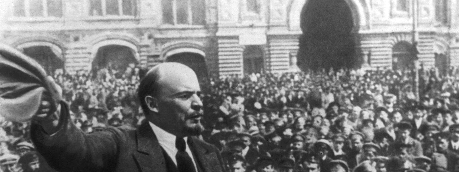 Lenin wendet sich in Petrograd nach seiner Rückkehr aus dem Schweizer Exil zu den Menschen. Kein anderer Politiker wird Russland so nachhaltig prägen wie er.