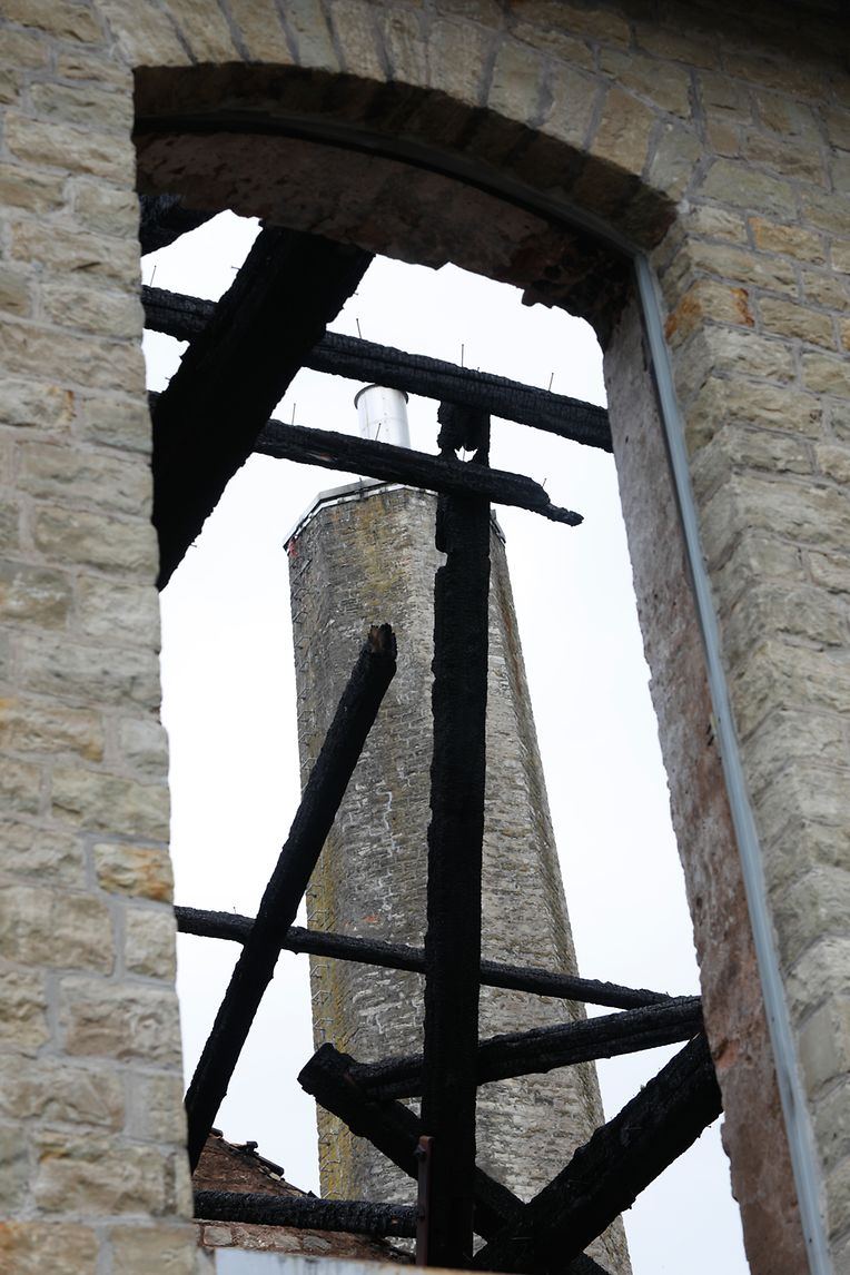 Gespenstisch wirkten die historischen Gemäuer der alten Zapschoul gestern, nachdem die meisten der Feuerwehrleute abgezogen waren. Produziert wurde in diesem Teil der Brauerei seit 2019 nicht mehr. Auch die Zapschoul war damals ausgezogen.