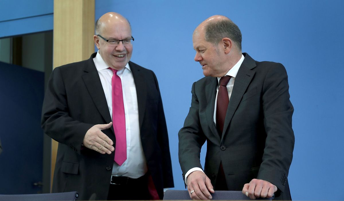 Le ministre de l'Economie Peter Altmaier tente de serrer la main à son collègue des Finances Olaf Scholz.