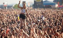 ARCHIV - 03.06.2018, Rheinland-Pfalz, Nürburg: Eine junge Frau steht beim Auftritt der US-amerikanischen Punkband «Rise against» vor der Hauptbühne des Musikfestival «Rock am Ring» auf den Schultern eines Zuschauers. (zu dpa - «Rock am Ring» und «Rock im Park» wegen Corona abgesagt) Foto: Thomas Frey/dpa +++ dpa-Bildfunk +++