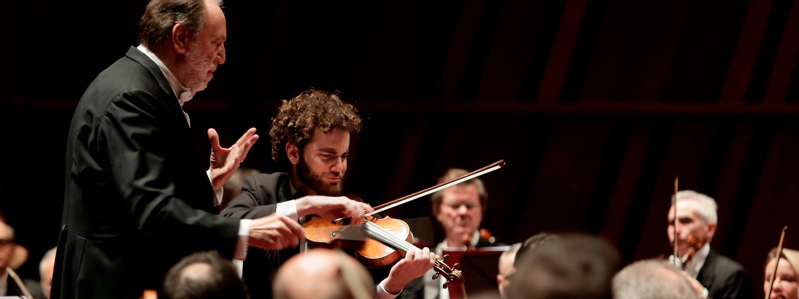 Le Filarmonica della Scala et son direc­teur musical Riccardo Chailly, accom­pagnés du violoniste Emmanuel Tjeknavorian, lauréat du Concours Sibelius 2015.