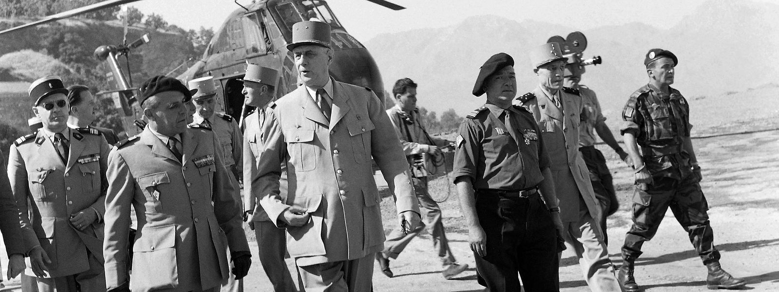 Le 2 juillet 1958, le président du Conseil, le général Charles de Gaulle (m.), arrive au Fort National de Kabylie, pendant un tour d'inspection de l'armée française en Algérie.