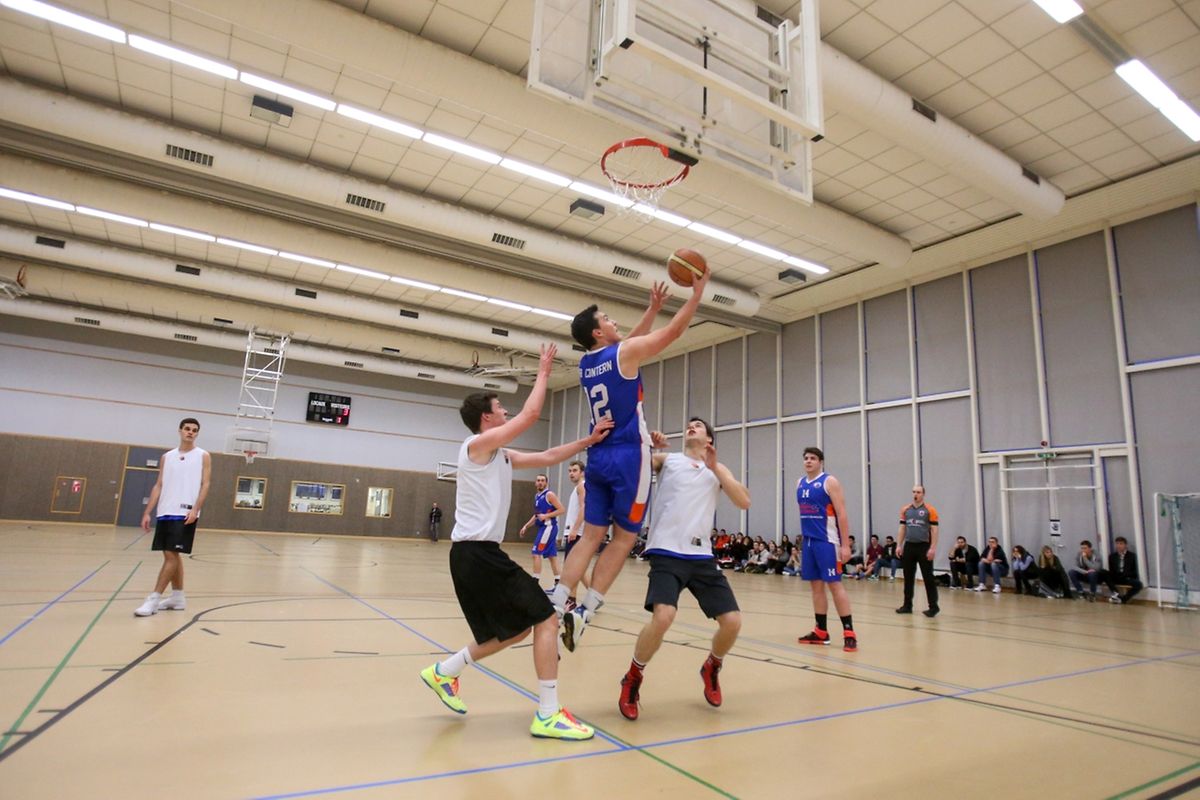 Köln (blau) gegen München (weiß).