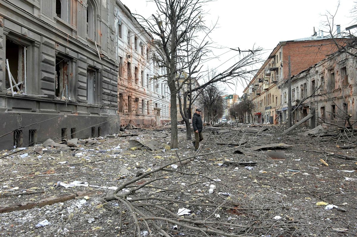 Kriegsschäden auf einer Straße in Charkiw.