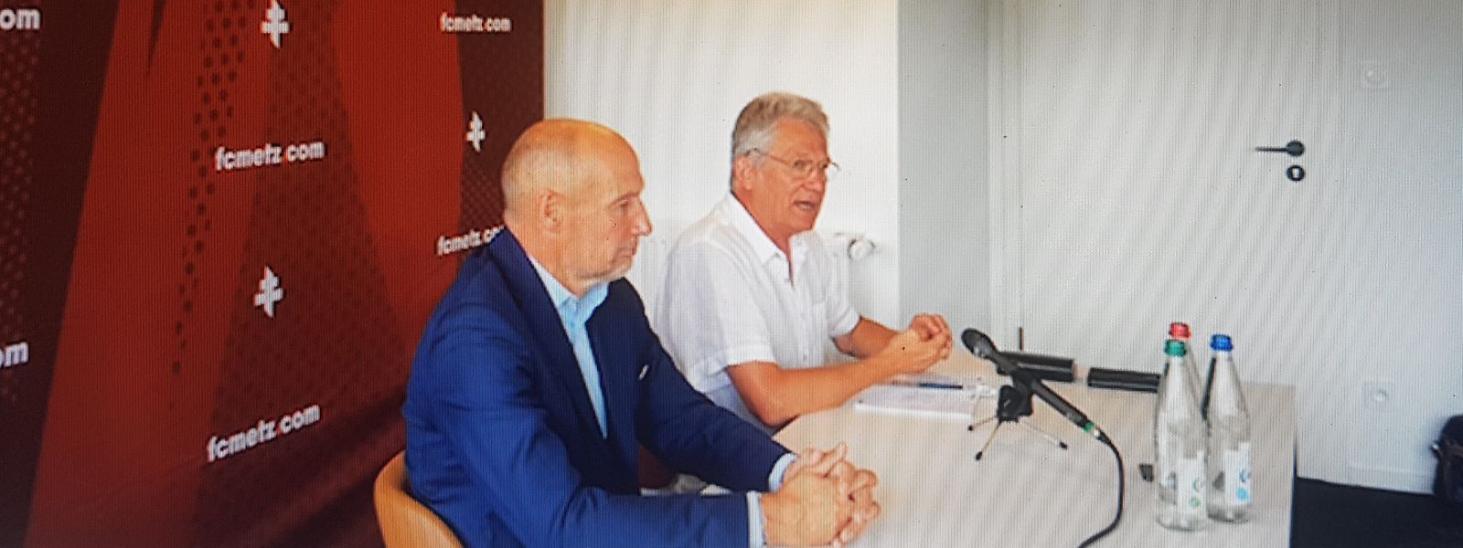 La conférence de presse de présentation de László Bölöni, nouvel entraîneur du FC Metz, a été retransmise en direct sur le site internet du club. Le technicien roumain était accompagné du directeur sportif, Pierre Dréossi.