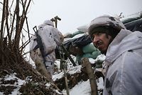 TOPSHOT - Ukrainian Military Forces servicemen stand in a trench on the frontline with Russia-backed separatists near Verkhnetoretske village, in the Donetsk region, on January 18, 2022. - Ukrainian President said on January 20, 2022, there could be no guarantees for the security of Europe as long as regions of his country remained under the control of Russia and pro-Moscow separatists. (Photo by Anatolii STEPANOV / AFP)