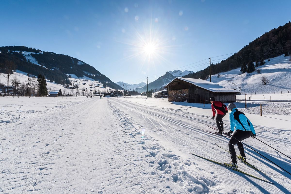 Langlauf bei strahlendem Sonnenschein: Natürlich darf man rund um Gstaad auch die Skier anschnallen. 