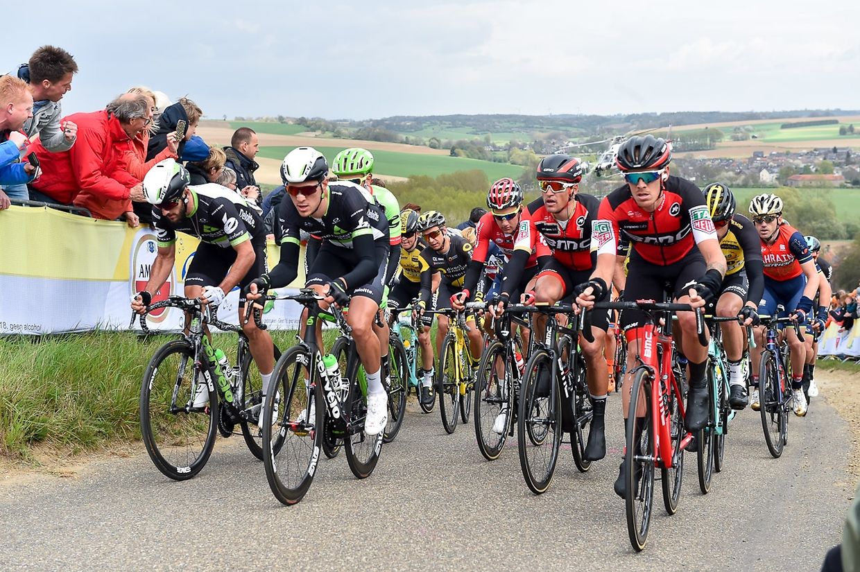 Die Favoritengruppe beim zweiten Anstieg des Gulpenerbergs