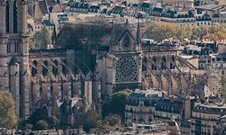 17.04.2019, Frankreich, Paris: Blick auf die Pariser Kathedrale Notre-Dame von einer Aussichtsplattform. Das Feuer vom Montag (15.04.2019) hatte die Kathedrale - wichtiges Wahrzeichen der französischen Hauptstadt und ein jährlich von Millionen Menschen besuchter Touristenmagnet - stark zerstört. Der Brand löste zugleich eine Welle der Hilfsbereitschaft aus. Foto: Marcel Kusch/dpa +++ dpa-Bildfunk +++