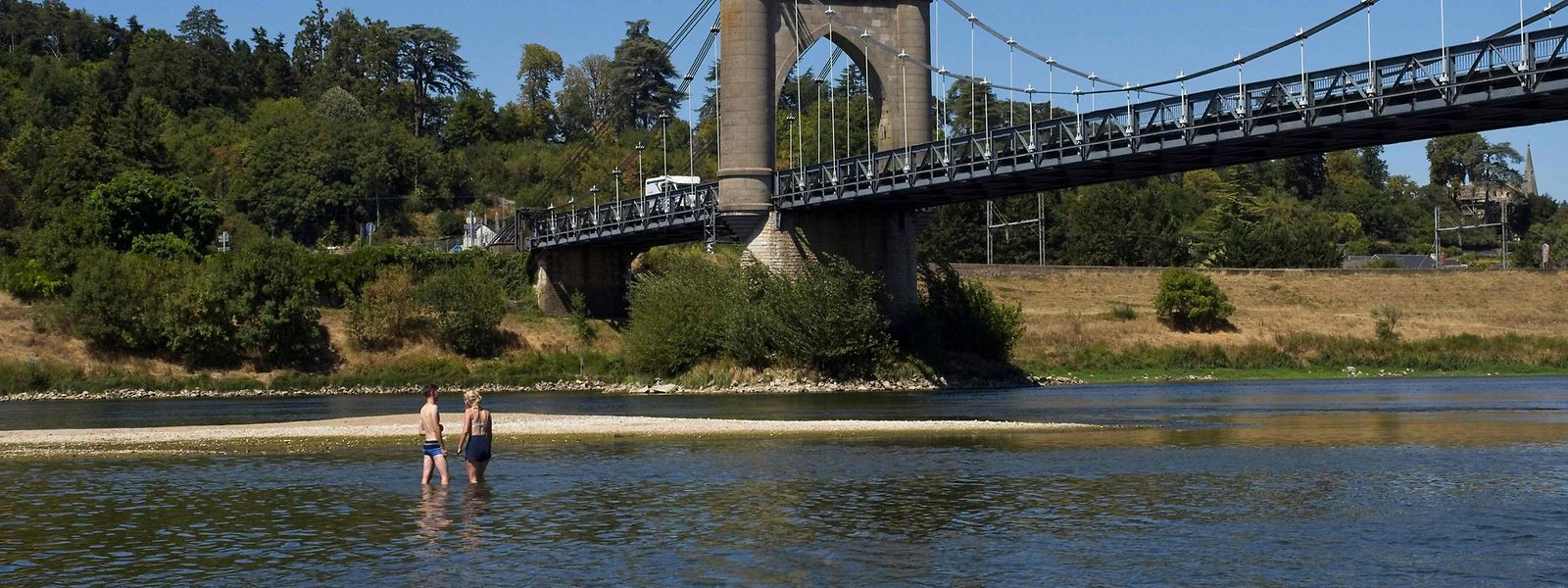 Die mehr als tausend Kilometer lange Loire dürfte in den kommenden Tagen einen neuen historischen Tiefstand erreichen. An einigen Stellen, wie hier in Langeais, kann man den sonst so übermächtigen Strom derzeit zu Fuß überqueren.