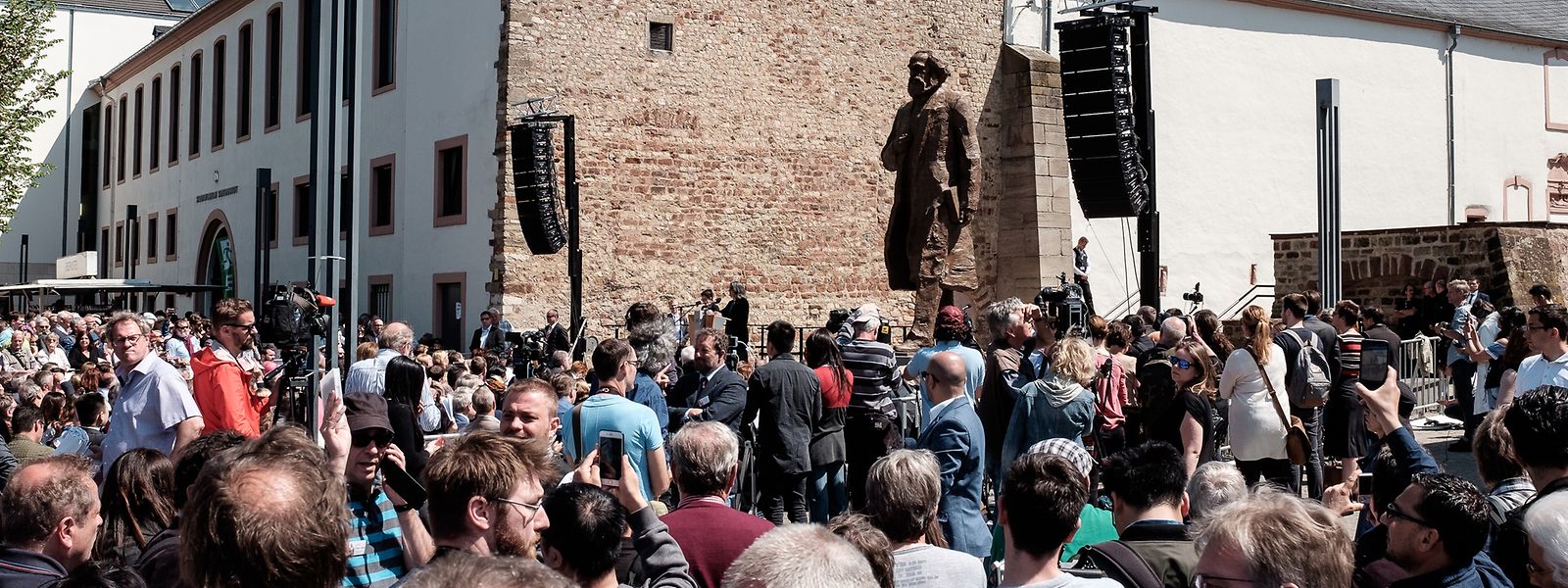 Viele Menschen waren gekommen, um sich die neue Statue anzusehen. Aber auch um zu demonstrieren. 