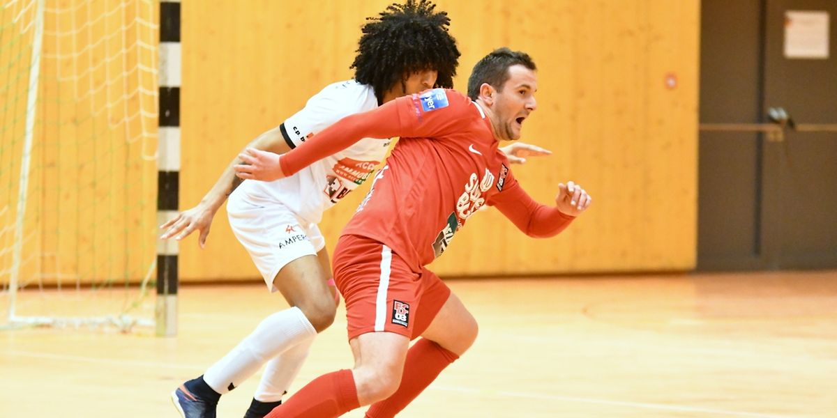 Aldino Delgado (en blanc, Union Titus Pétange) au marquage de Ernad Masic (FCD03).