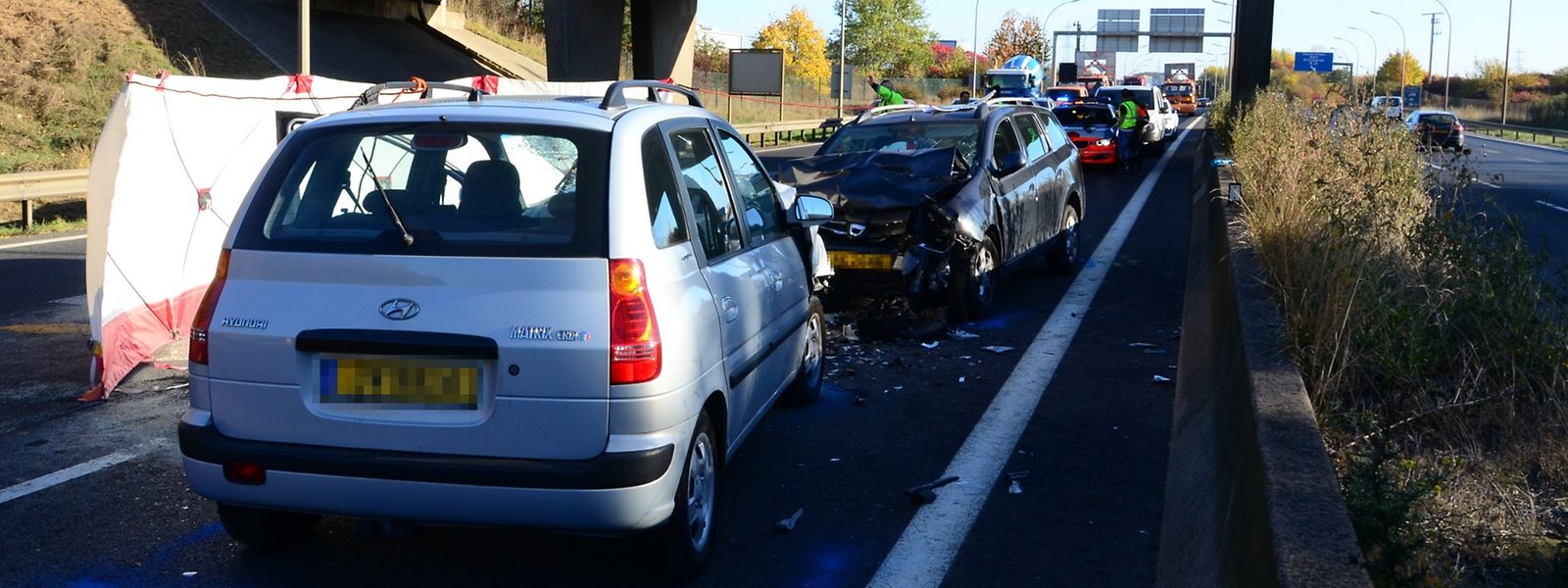 Der Fahrer des grauen Hyundai war am Samstagmorgen falsch auf die Autobahn A 4 aufgefahren. Kurz danach kam es zu einer fatalen Frontalkollision.