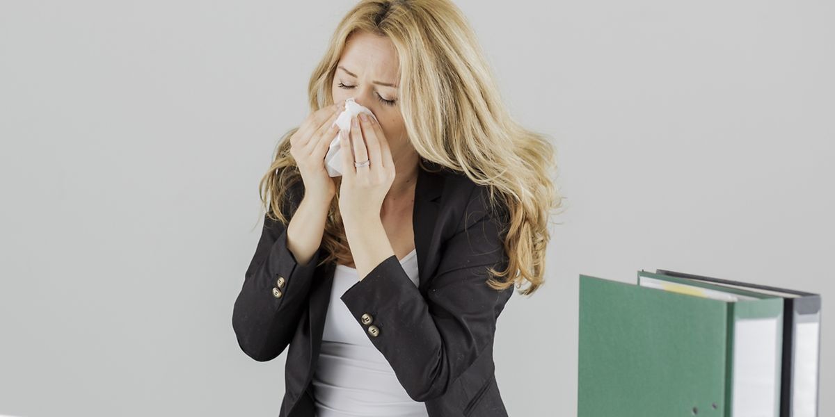 Wohin man am Arbeitsplatz auch schaut: Fast überall niest jemand. Um trotzdem fit zu bleiben, hilft es, die Tastaturen öfter zu desinfizieren.