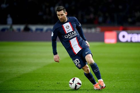 Paris Saint-Germain's Argentine forward Lionel Messi controls the ball during the French L1 football match between Paris Saint-Germain (PSG) and FC Nantes at The Parc des Princes Stadium in Paris on March 4, 2023. (Photo by FRANCK FIFE / AFP)