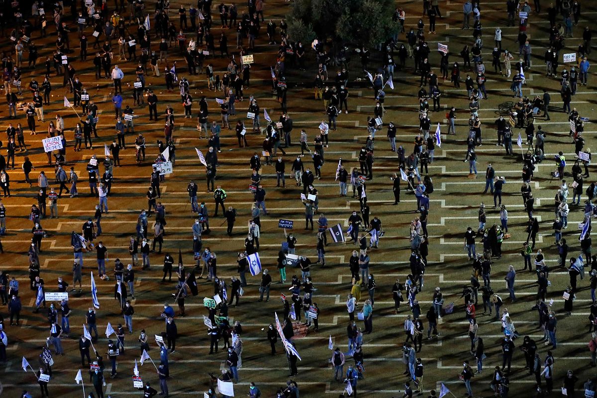 Demonstrieren mit Sicherheitsabstand in Tel Aviv.