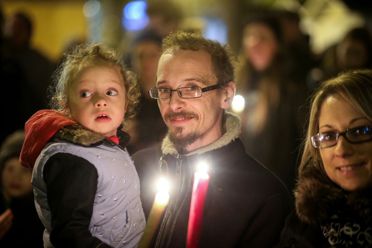 Gedenken an die Opfer der Attentate von Paris auf der Place de Paris in Luxemburg (15. November 2015).